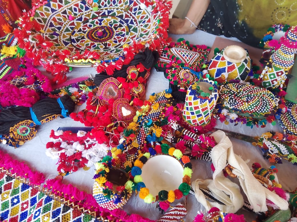 crafts made by women from lakho bhambro